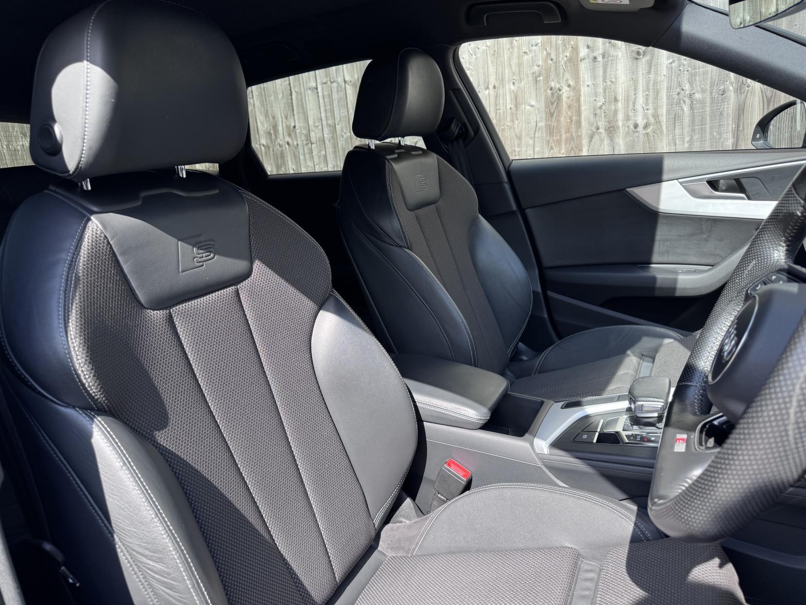 Audi A4 Avant 2.0 TDI S line Estate 5dr Diesel S Tronic quattro Euro 6 (s/s) (190 ps)