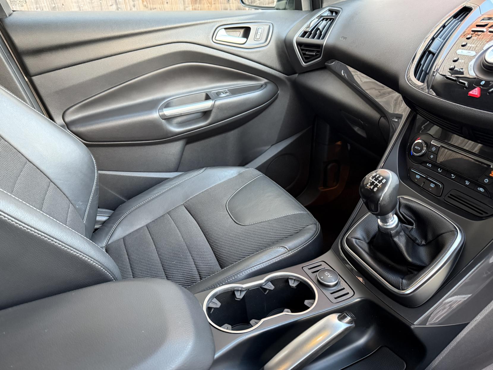 Ford Kuga 2.0 TDCi Titanium SUV 5dr Diesel Manual 2WD Euro 5 (140 ps)