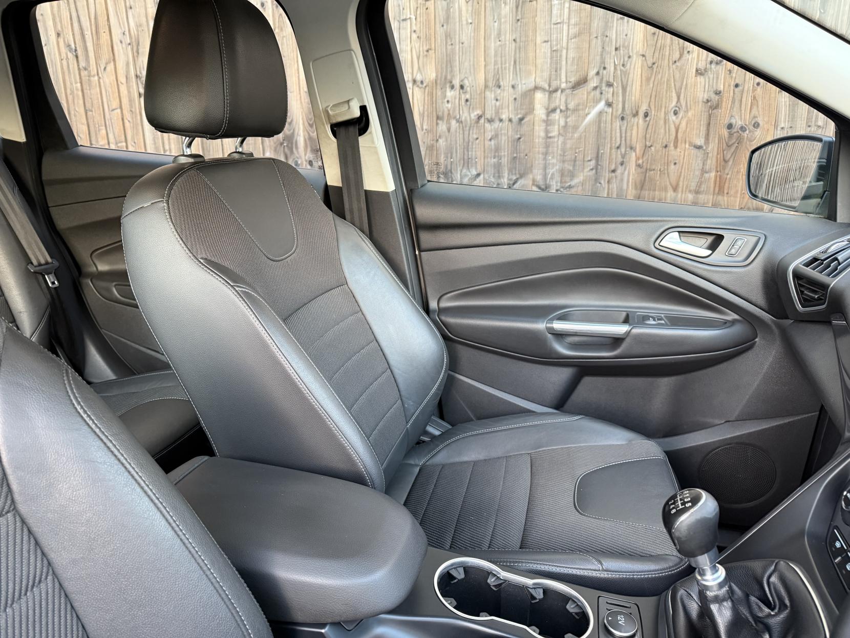 Ford Kuga 2.0 TDCi Titanium SUV 5dr Diesel Manual 2WD Euro 5 (140 ps)