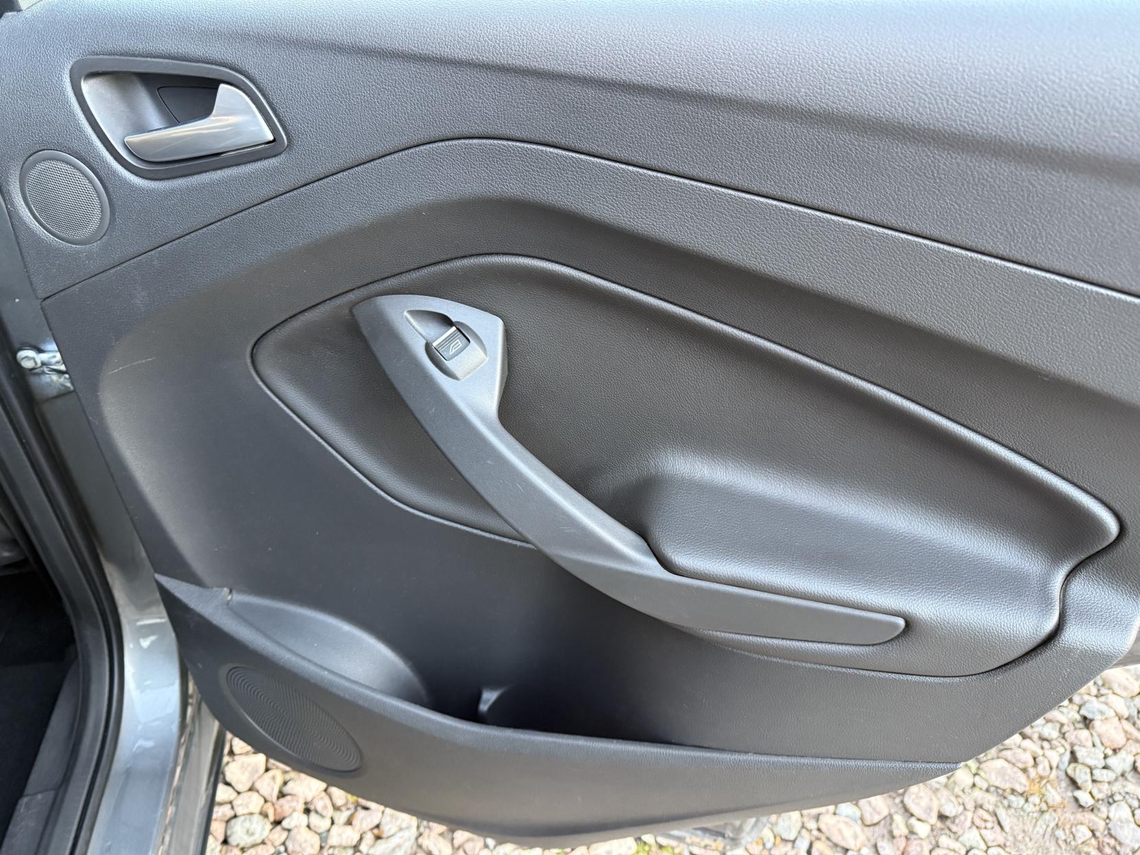 Ford Kuga 2.0 TDCi Titanium SUV 5dr Diesel Manual 2WD Euro 5 (140 ps)