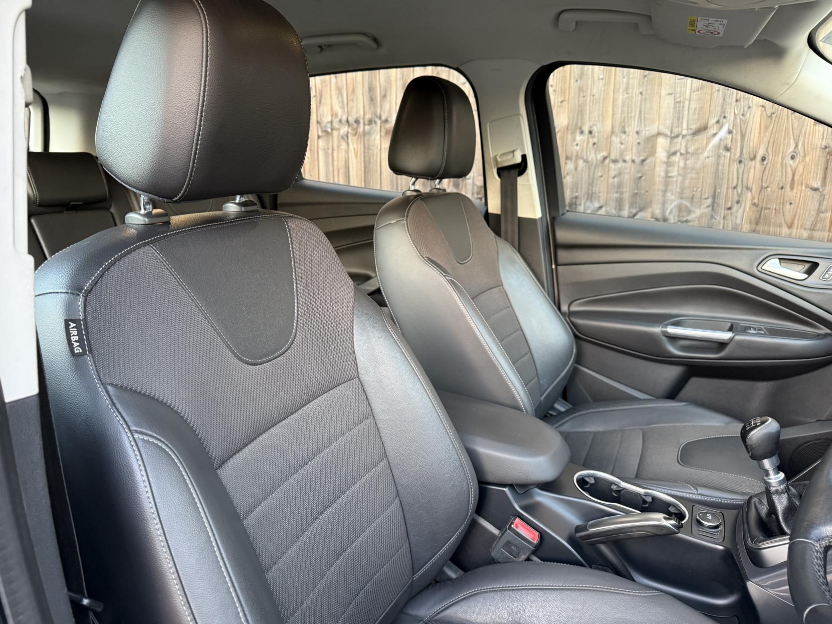 Ford Kuga 2.0 TDCi Titanium SUV 5dr Diesel Manual 2WD Euro 5 (140 ps)