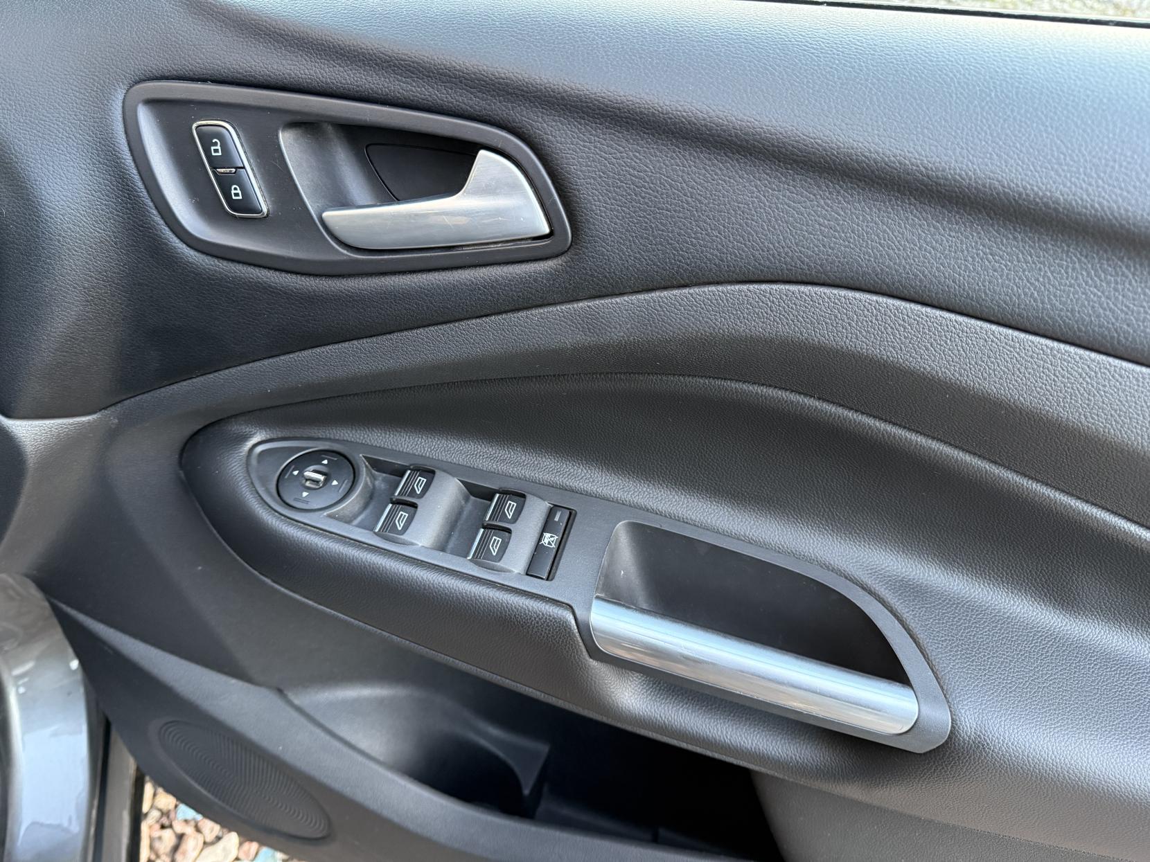 Ford Kuga 2.0 TDCi Titanium SUV 5dr Diesel Manual 2WD Euro 5 (140 ps)