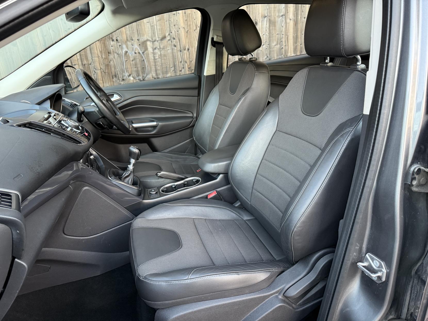 Ford Kuga 2.0 TDCi Titanium SUV 5dr Diesel Manual 2WD Euro 5 (140 ps)