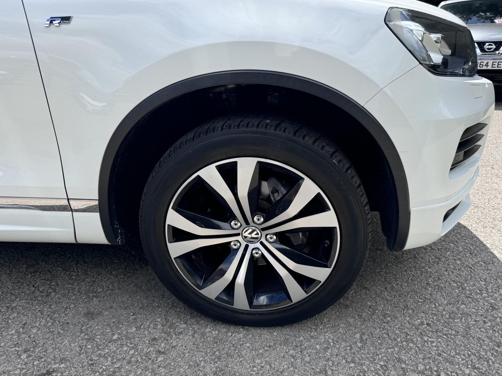 Volkswagen Touareg 3.0 TDI V6 BlueMotion Tech R-Line SUV 5dr Diesel Tiptronic 4WD Euro 5 (s/s) (245 ps)