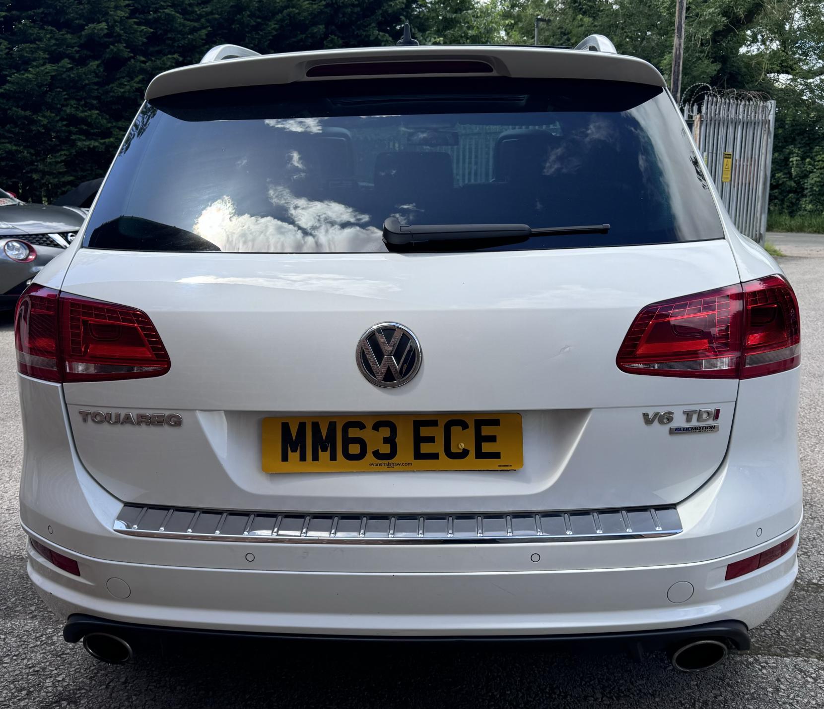 Volkswagen Touareg 3.0 TDI V6 BlueMotion Tech R-Line SUV 5dr Diesel Tiptronic 4WD Euro 5 (s/s) (245 ps)