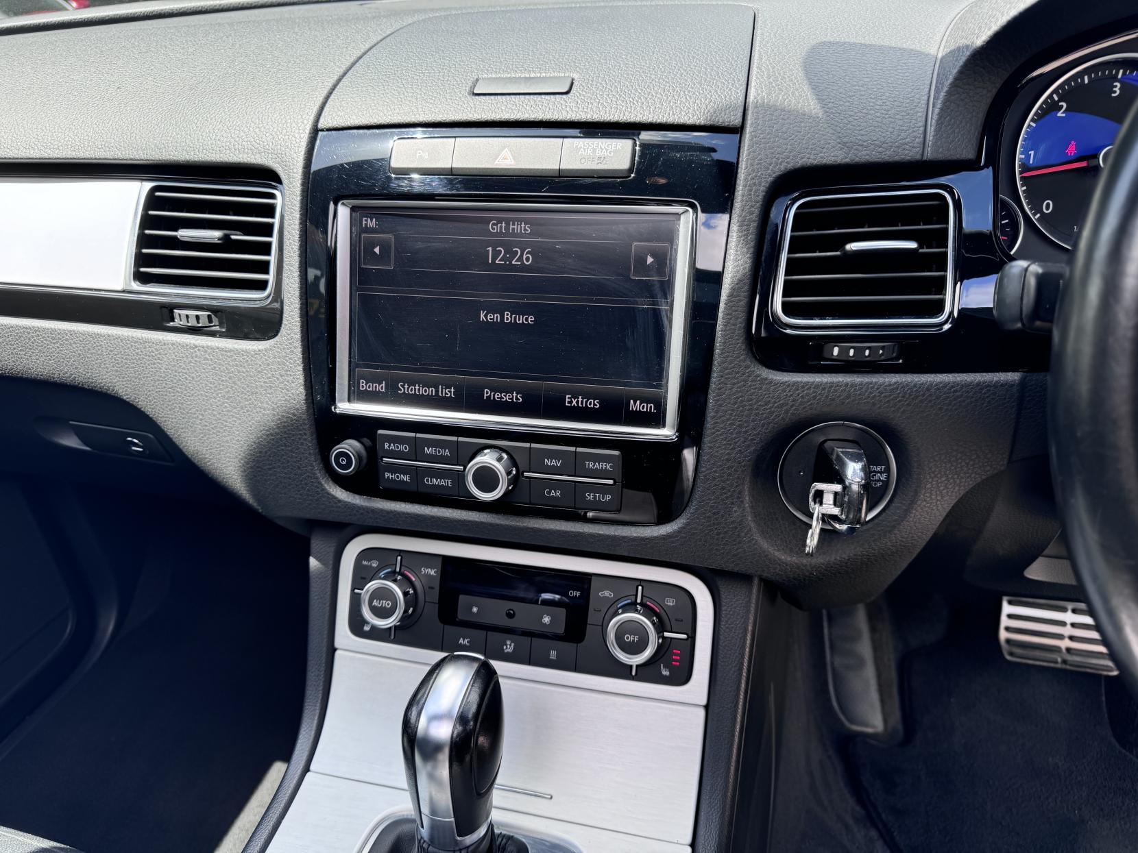 Volkswagen Touareg 3.0 TDI V6 BlueMotion Tech R-Line SUV 5dr Diesel Tiptronic 4WD Euro 5 (s/s) (245 ps)