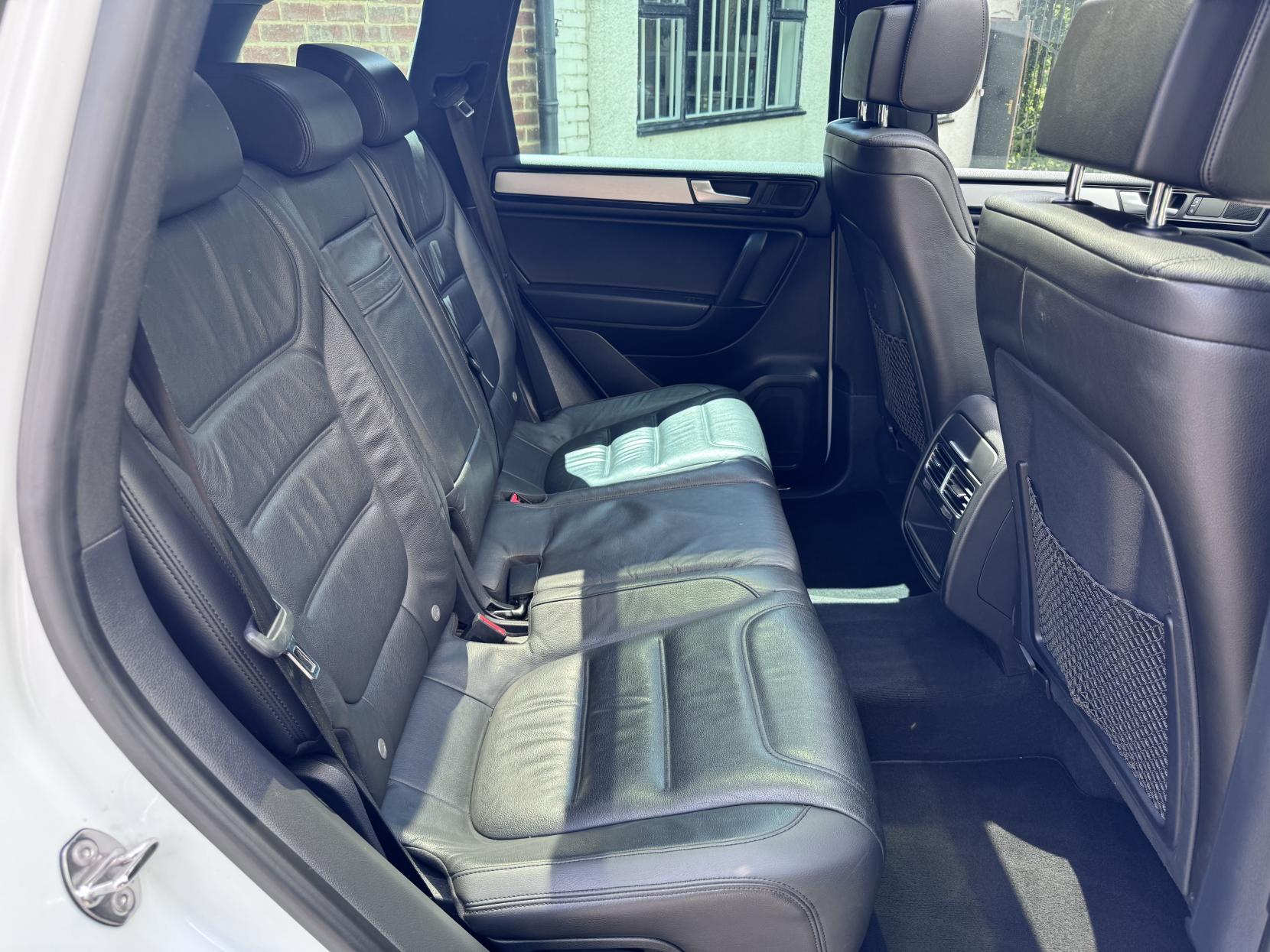 Volkswagen Touareg 3.0 TDI V6 BlueMotion Tech R-Line SUV 5dr Diesel Tiptronic 4WD Euro 5 (s/s) (245 ps)