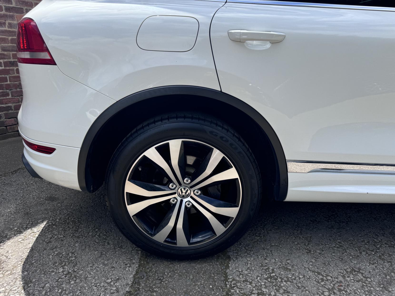 Volkswagen Touareg 3.0 TDI V6 BlueMotion Tech R-Line SUV 5dr Diesel Tiptronic 4WD Euro 5 (s/s) (245 ps)