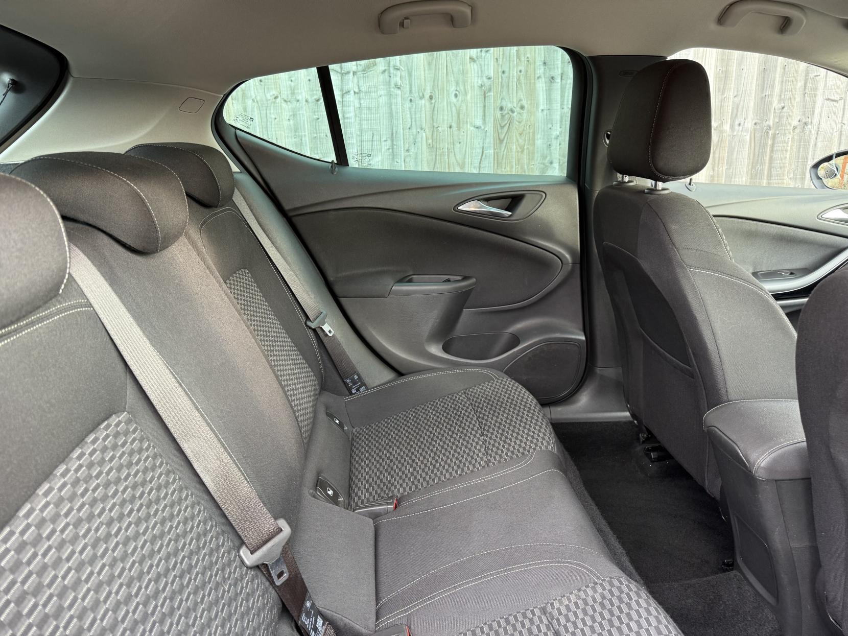 Vauxhall Astra 1.4i Turbo SRi Hatchback 5dr Petrol Manual Euro 6 (150 ps)