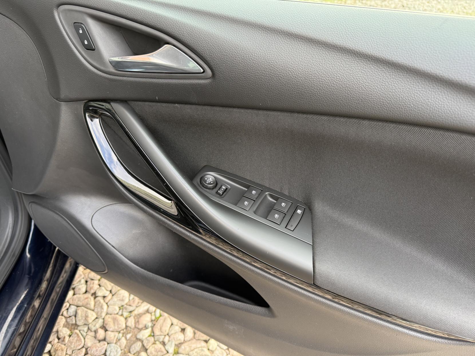 Vauxhall Astra 1.4i Turbo SRi Hatchback 5dr Petrol Manual Euro 6 (150 ps)