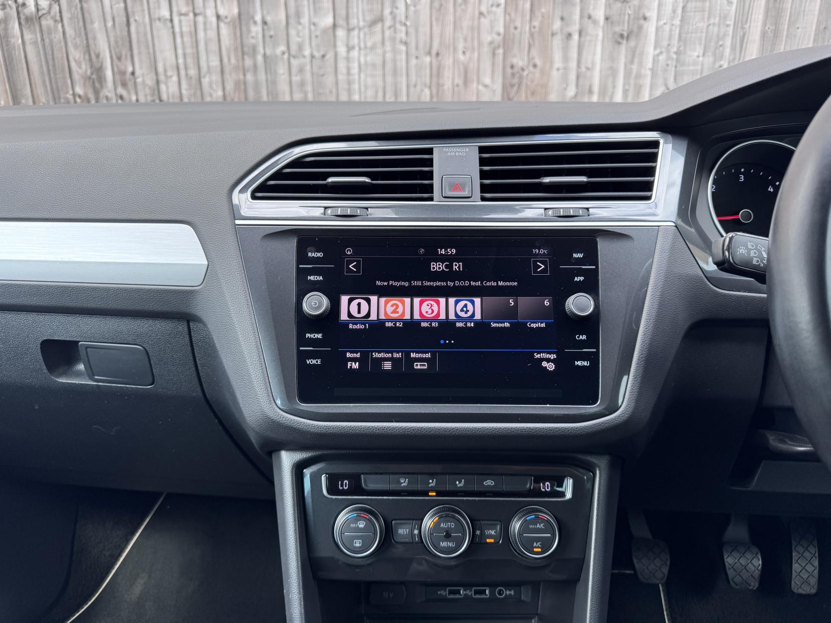 Volkswagen Tiguan 2.0 TDI SE Navigation SUV 5dr Diesel Manual Euro 6 (s/s) (150 ps)