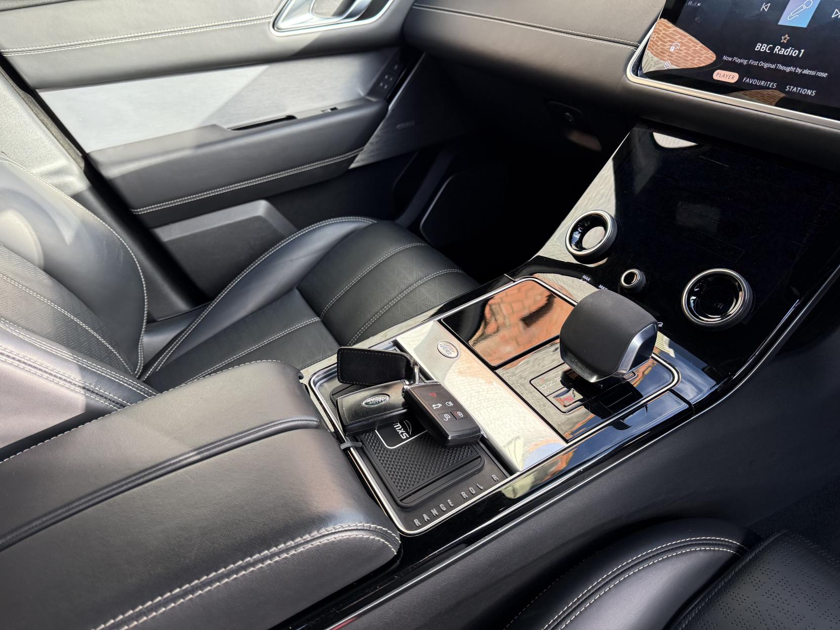 Land Rover Range Rover Velar 3.0 D300 MHEV R-Dynamic HSE SUV 5dr Diesel Auto 4WD Euro 6 (s/s) (300 ps)