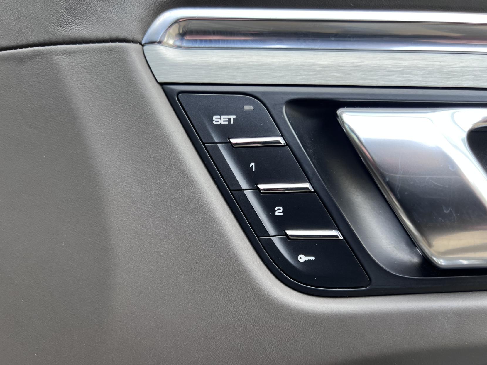 Porsche Macan 3.0 TD V6 S SUV 5dr Diesel PDK 4WD Euro 6 (s/s) (258 ps)