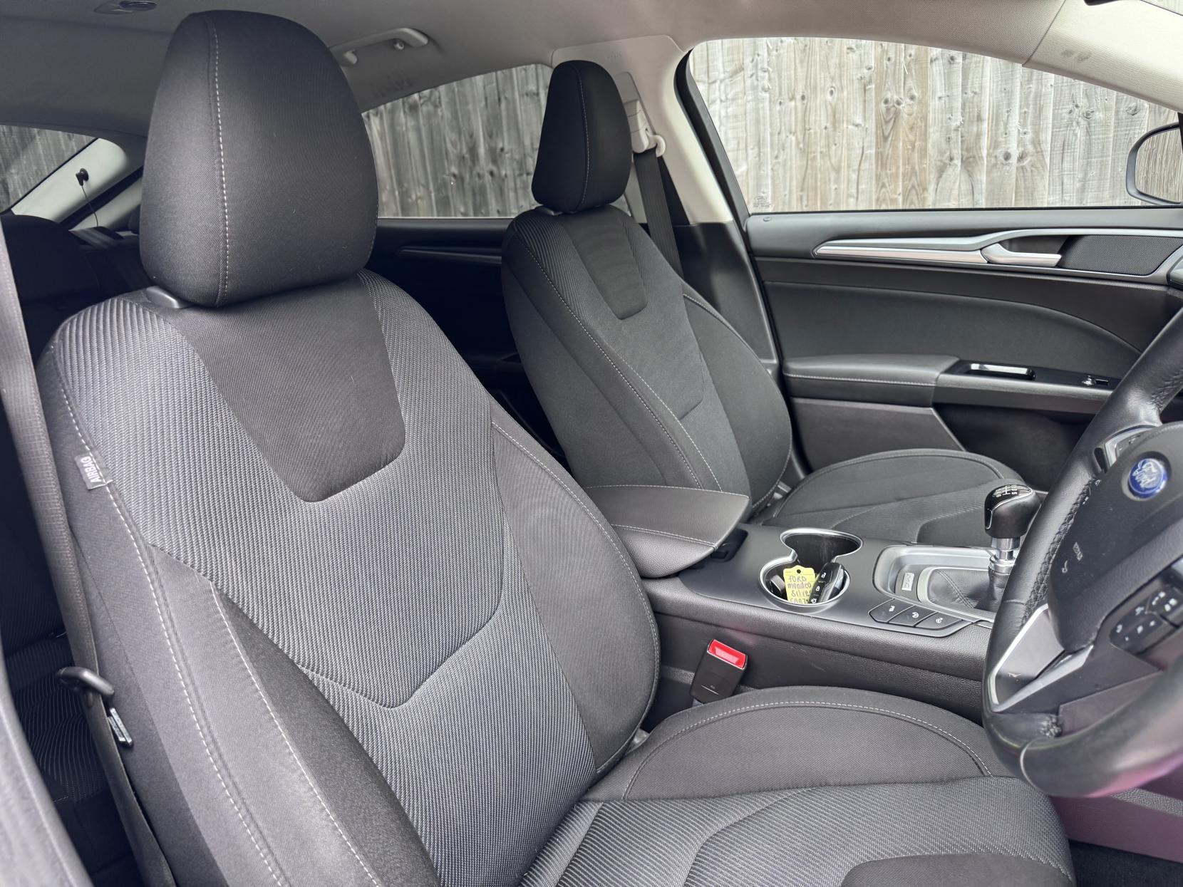 Ford Mondeo 2.0 TDCi Titanium Hatchback 5dr Diesel Manual Euro 6 (s/s) (150 ps)