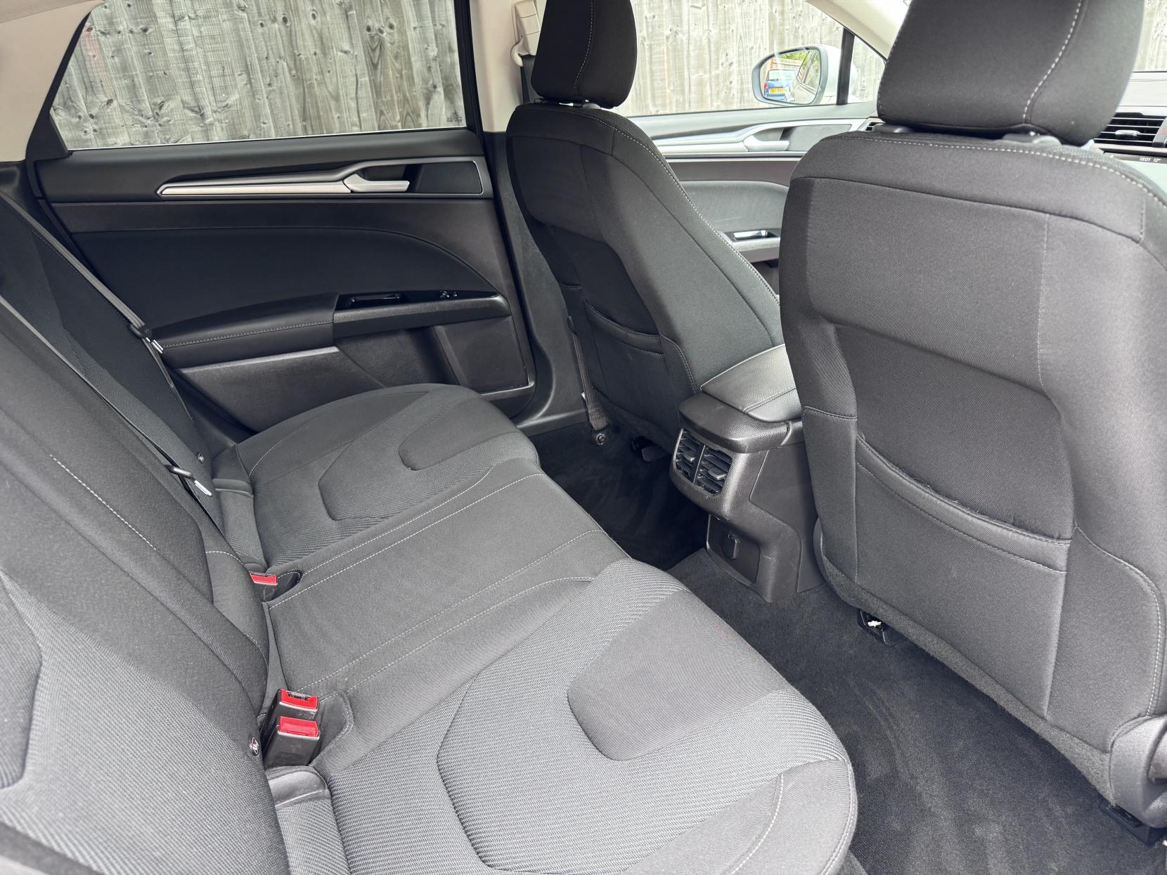 Ford Mondeo 2.0 TDCi Titanium Hatchback 5dr Diesel Manual Euro 6 (s/s) (150 ps)