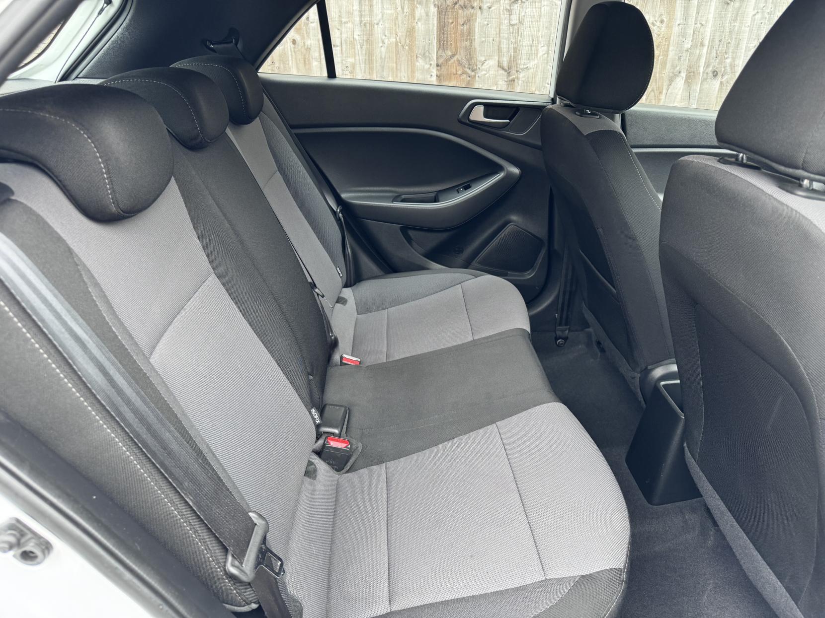 Hyundai i20 1.2 SE Hatchback 5dr Petrol Manual Euro 6 (84 ps)