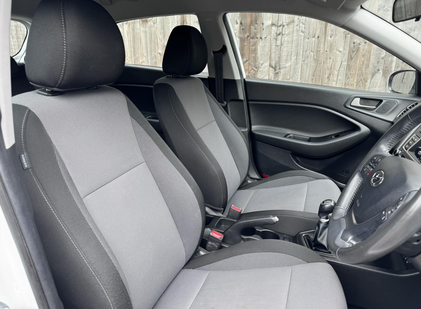 Hyundai i20 1.2 SE Hatchback 5dr Petrol Manual Euro 6 (84 ps)