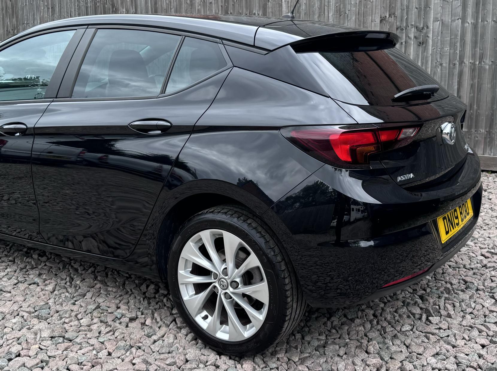 Vauxhall Astra 1.0i Turbo ecoTEC Design Hatchback 5dr Petrol Manual Euro 6 (s/s) (105 ps)