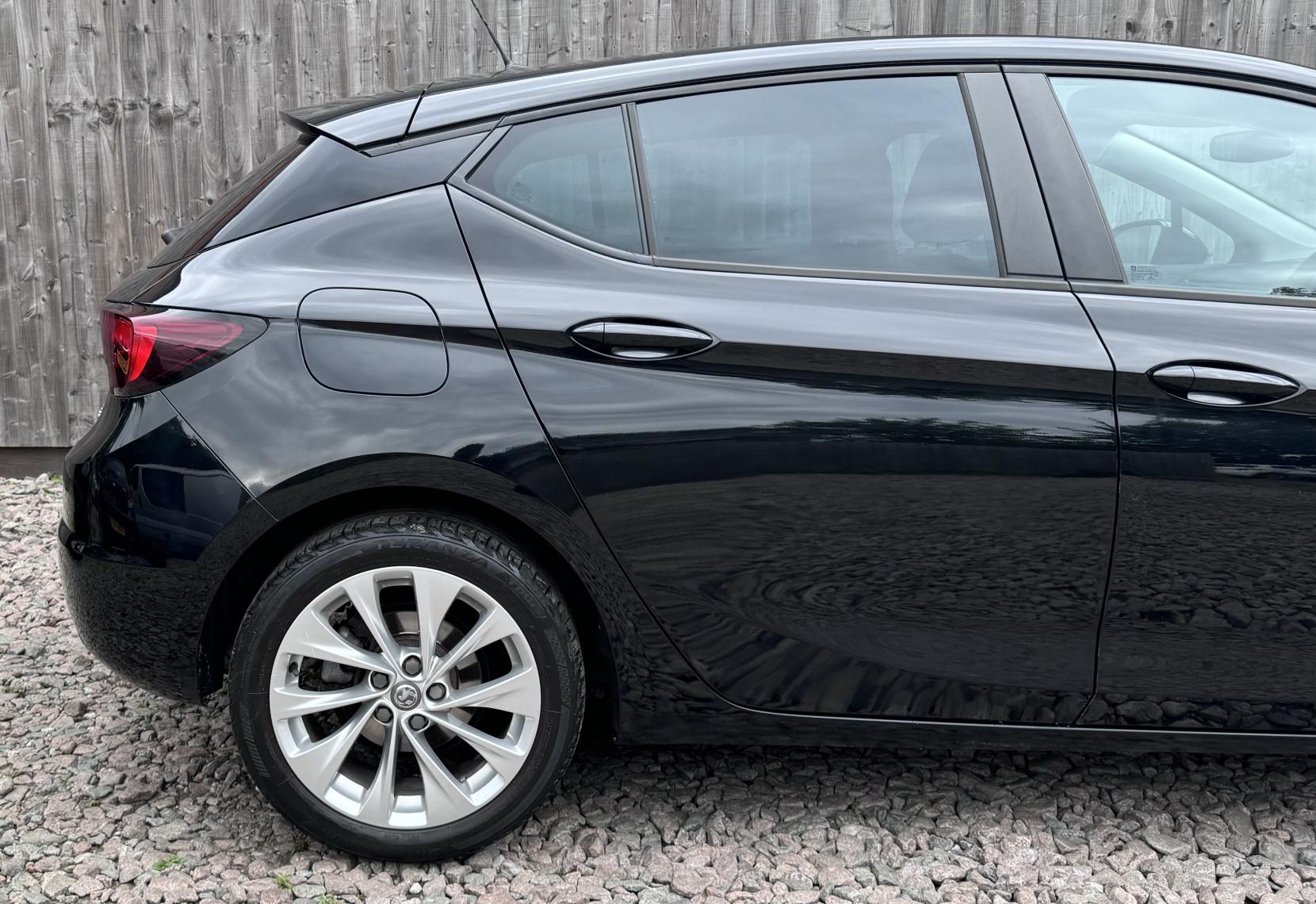 Vauxhall Astra 1.0i Turbo ecoTEC Design Hatchback 5dr Petrol Manual Euro 6 (s/s) (105 ps)