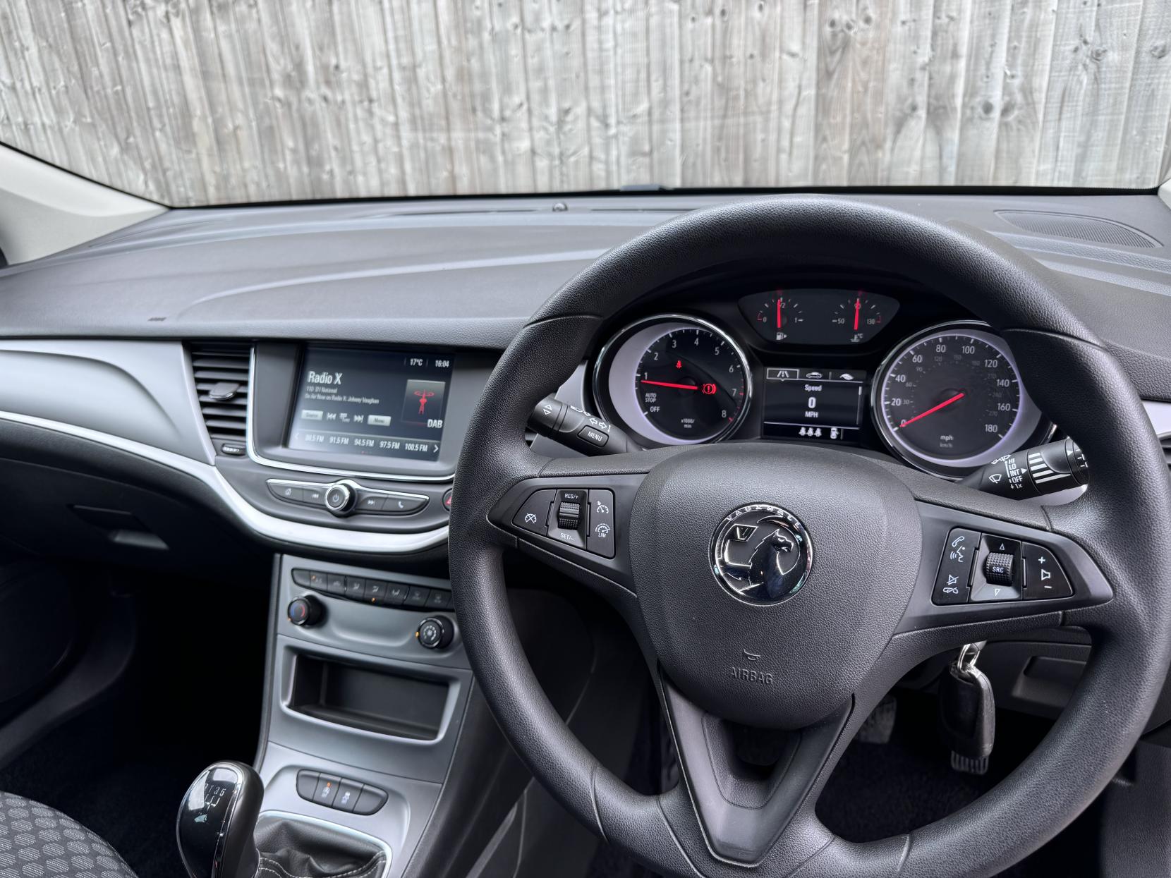 Vauxhall Astra 1.0i Turbo ecoTEC Design Hatchback 5dr Petrol Manual Euro 6 (s/s) (105 ps)