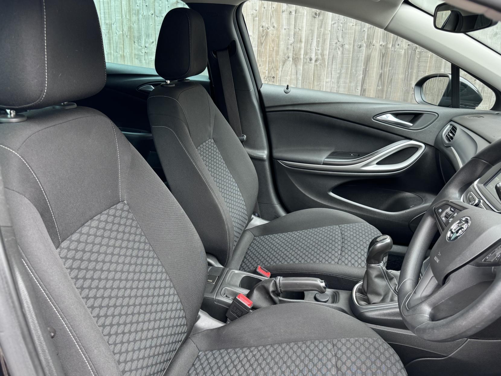 Vauxhall Astra 1.0i Turbo ecoTEC Design Hatchback 5dr Petrol Manual Euro 6 (s/s) (105 ps)