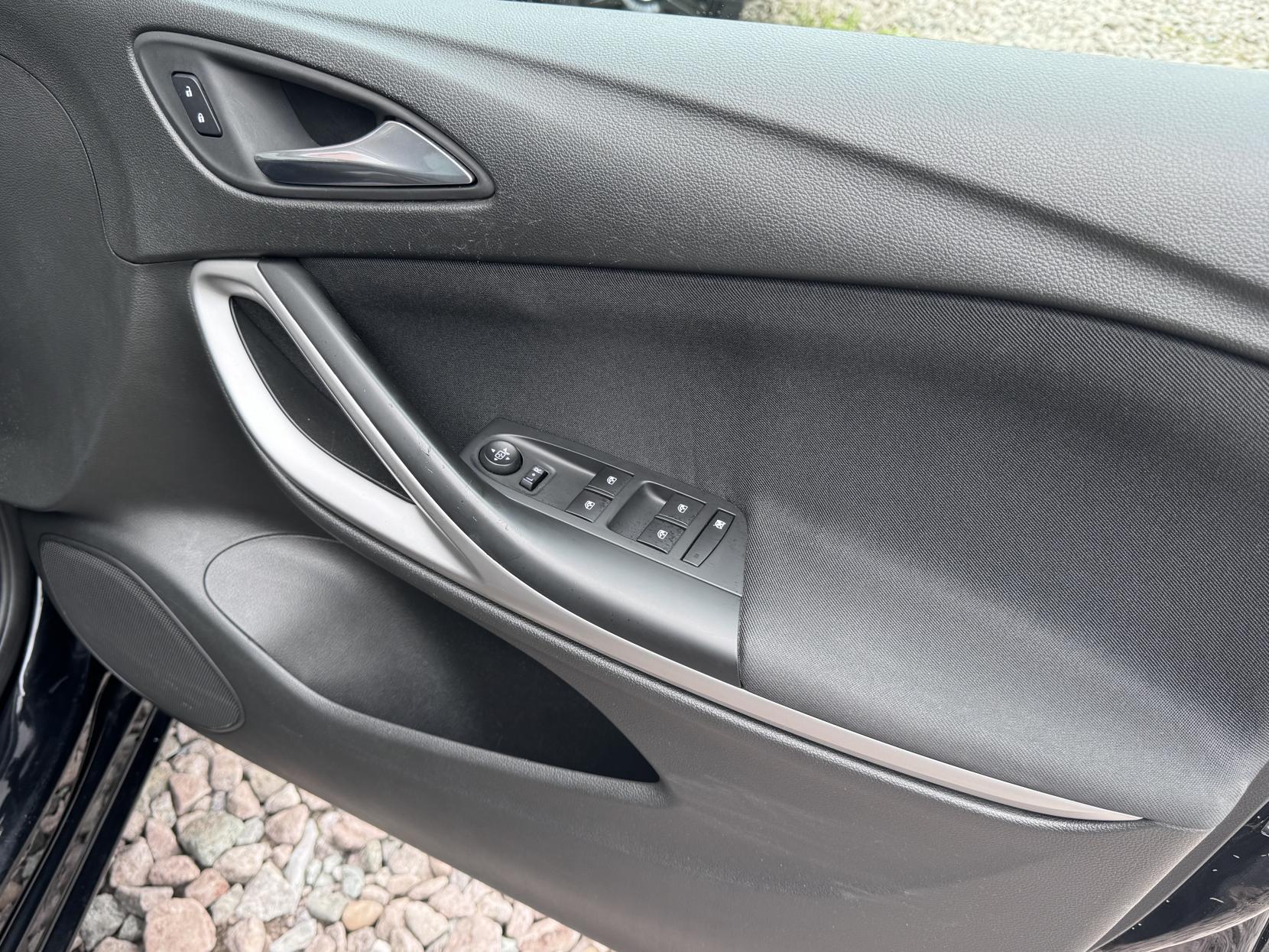 Vauxhall Astra 1.0i Turbo ecoTEC Design Hatchback 5dr Petrol Manual Euro 6 (s/s) (105 ps)