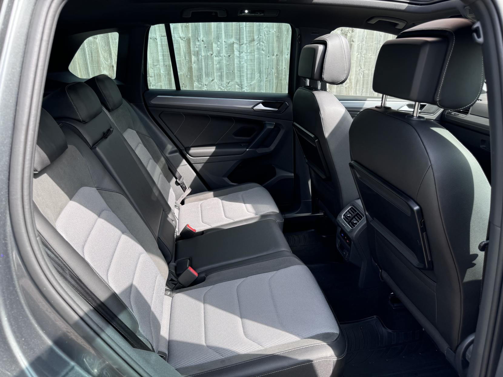 Volkswagen Tiguan 2.0 TDI BlueMotion Tech R-Line SUV 5dr Diesel DSG 4Motion Euro 6 (s/s) (190 ps)