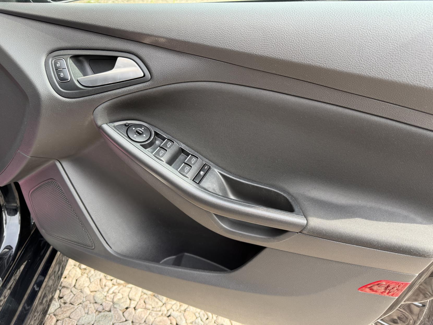 Ford Focus 2.0 TDCi Zetec S Black Edition Hatchback 5dr Diesel Manual Euro 6 (s/s) (150 ps)
