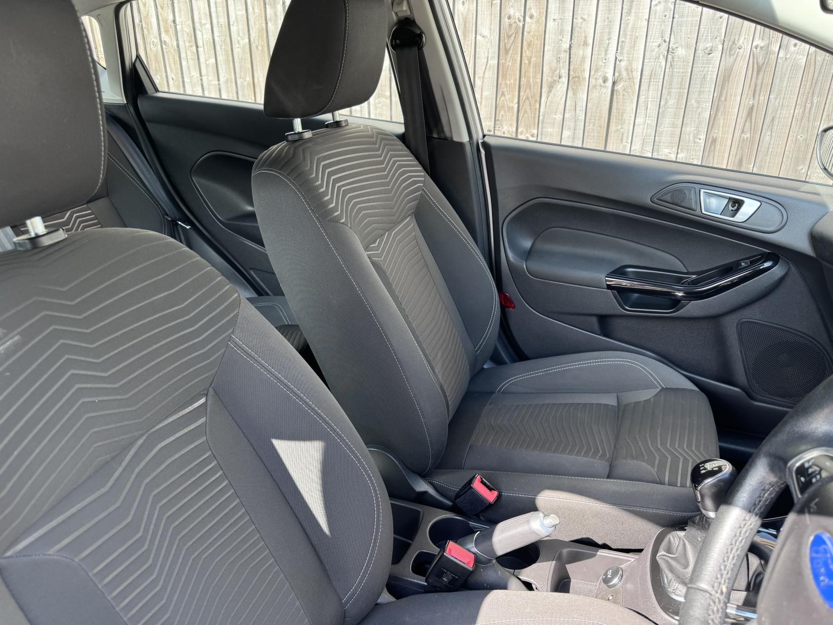 Ford Fiesta 1.0 Zetec Hatchback 5dr Petrol Manual Euro 5 (s/s) (80 ps)