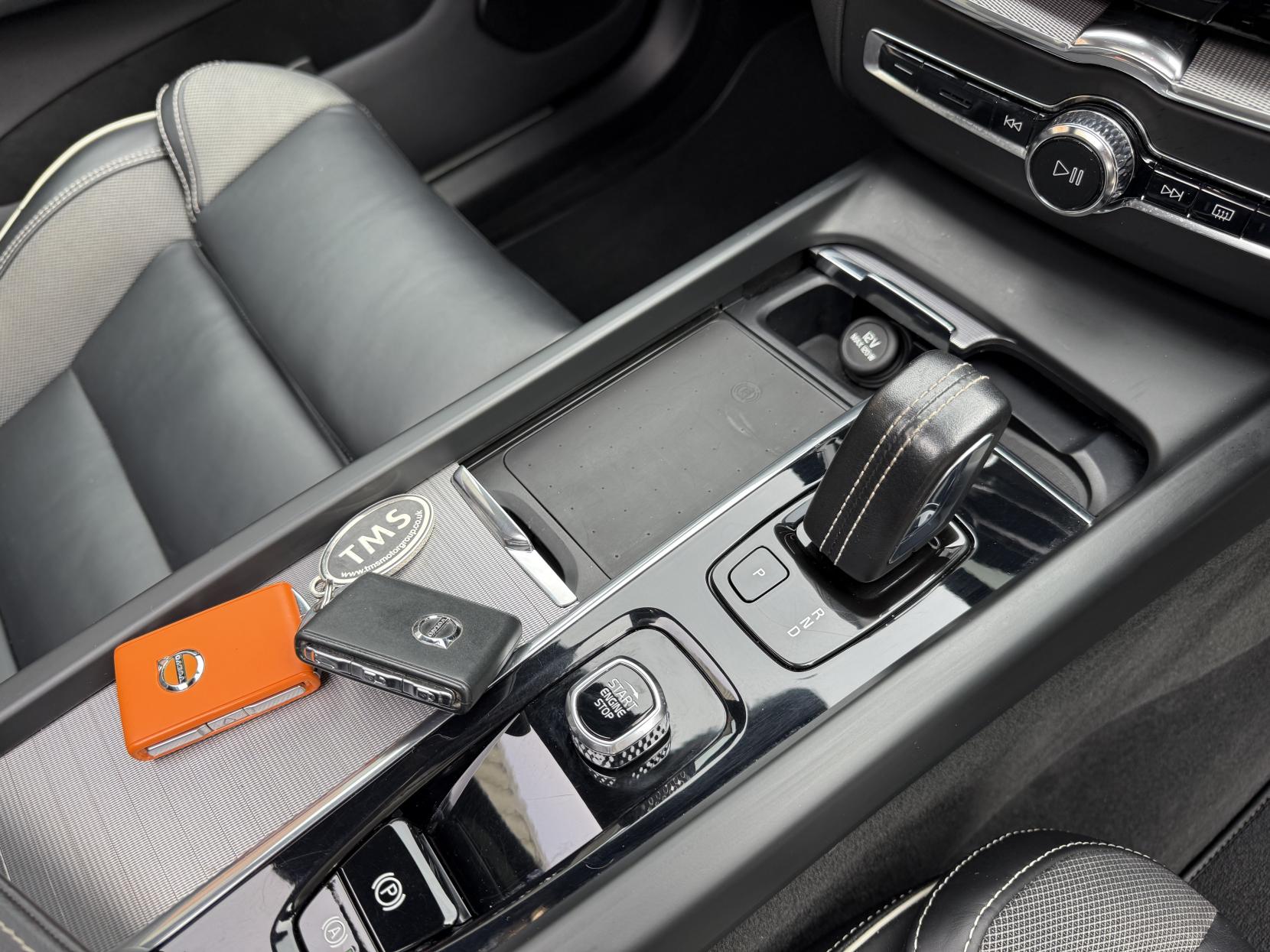 Volvo XC60 2.0h T8 Recharge 11.6kWh R-Design Pro SUV 5dr Petrol Plug-in Hybrid Auto AWD Euro 6 (s/s) (390 ps)