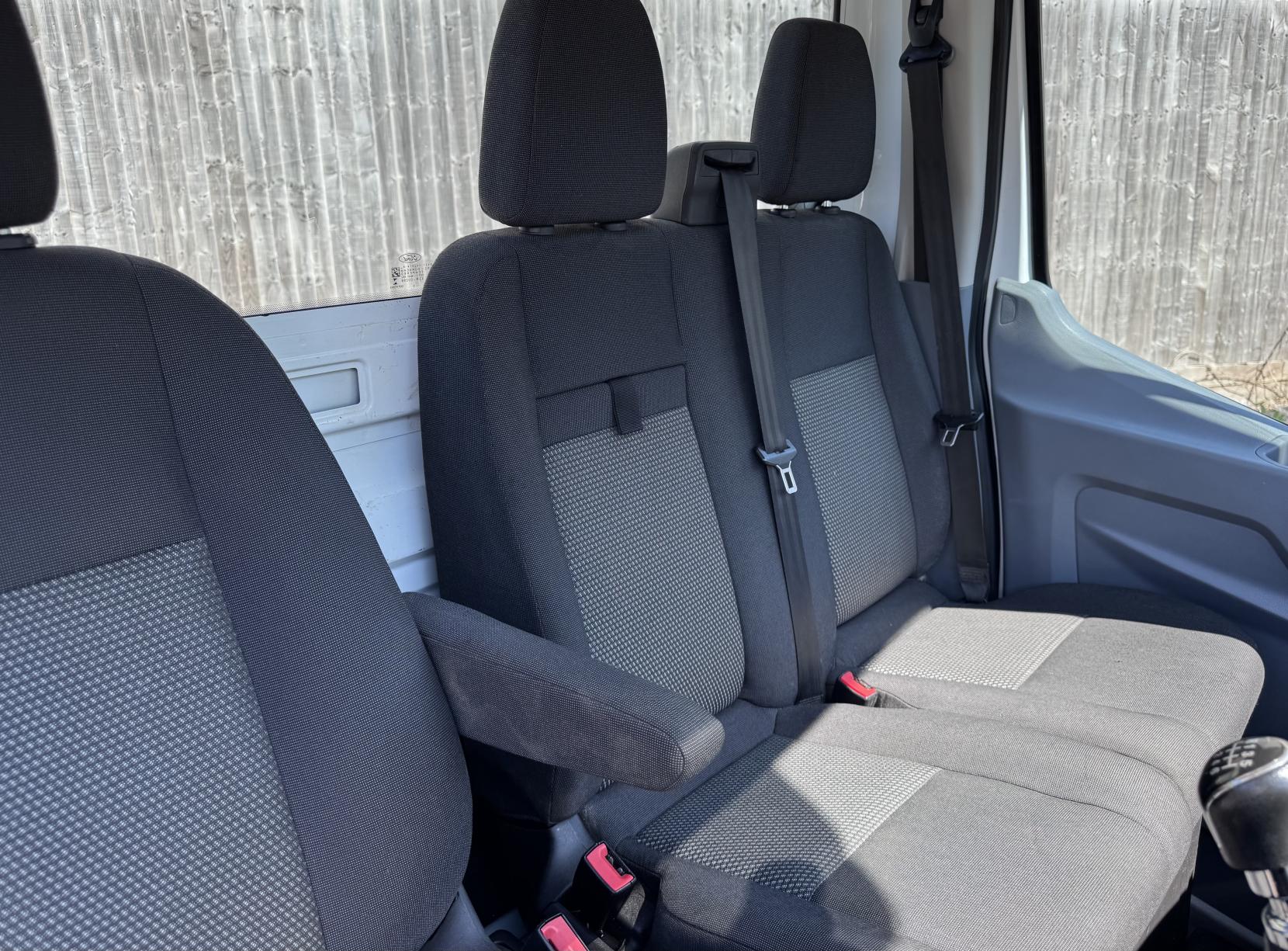 Ford Transit 2.2 TDCi 350 Chassis Cab 2dr Diesel Manual RWD L4 H1 Euro 5 (DRW) (125 ps)