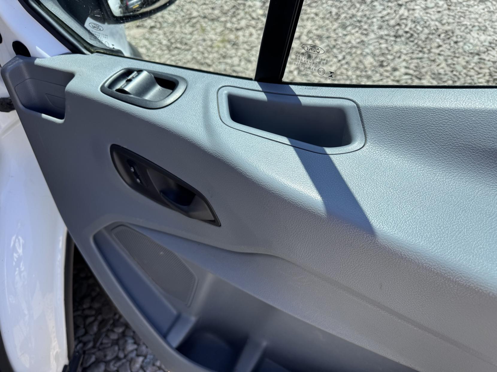 Ford Transit 2.2 TDCi 350 Chassis Cab 2dr Diesel Manual RWD L4 H1 Euro 5 (DRW) (125 ps)