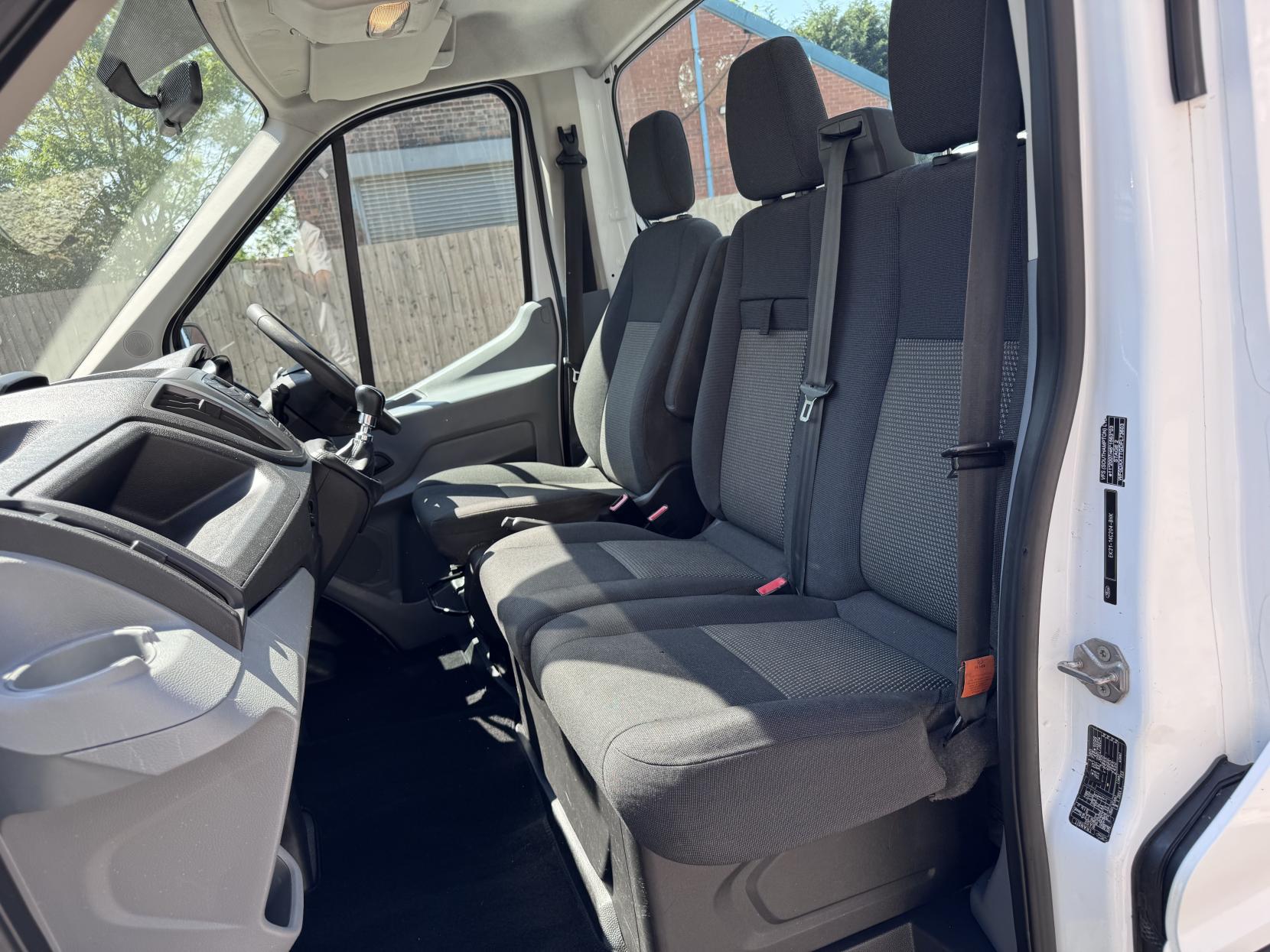 Ford Transit 2.2 TDCi 350 Chassis Cab 2dr Diesel Manual RWD L4 H1 Euro 5 (DRW) (125 ps)